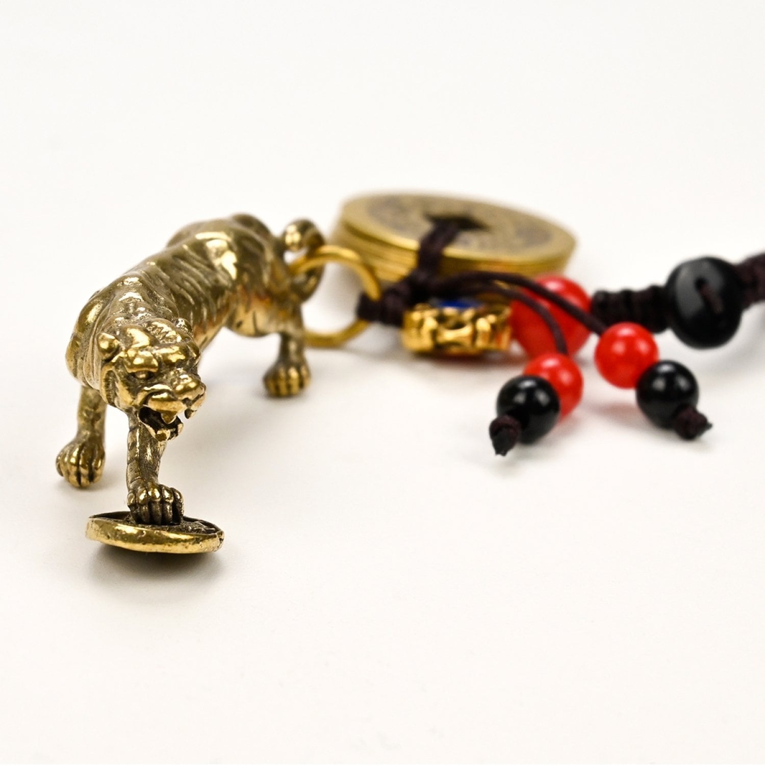 Фен шуй Брелок тигр символ года с монетами