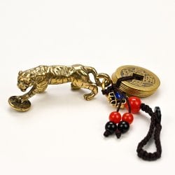 Фен шуй Брелок тигр символ года с монетами